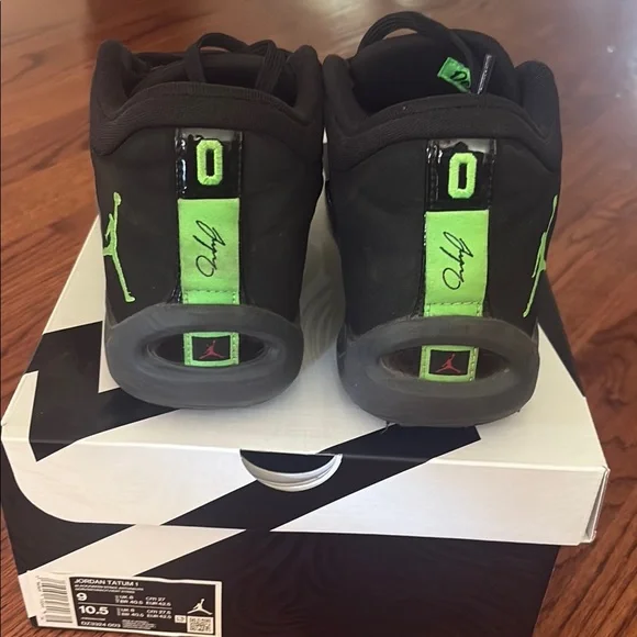 Jordan Athletic Shoes Black and Green - Picture 3 of 6